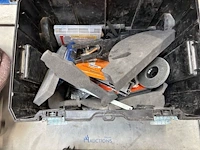 2 pvc opbergkoffer inhoudende enig handgereedschap en bevestigingsmateriaal op karretje - afbeelding 5 van  5