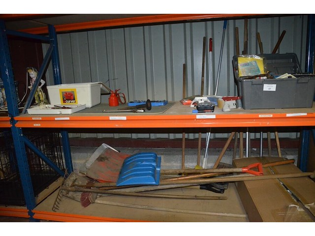 2 pvc werkkoffers gevuld met klein handgereedschap, dopsleutelset, vergrootglas, schuppen - afbeelding 1 van  8