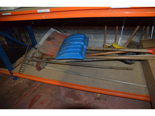 2 pvc werkkoffers gevuld met klein handgereedschap, dopsleutelset, vergrootglas, schuppen - afbeelding 2 van  8