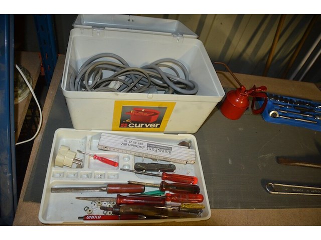 2 pvc werkkoffers gevuld met klein handgereedschap, dopsleutelset, vergrootglas, schuppen - afbeelding 5 van  8