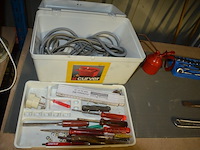 2 pvc werkkoffers gevuld met klein handgereedschap, dopsleutelset, vergrootglas, schuppen - afbeelding 5 van  8