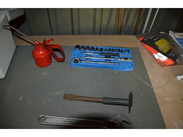 2 pvc werkkoffers gevuld met klein handgereedschap, dopsleutelset, vergrootglas, schuppen - afbeelding 6 van  8