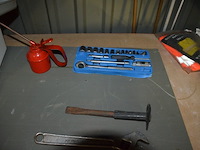 2 pvc werkkoffers gevuld met klein handgereedschap, dopsleutelset, vergrootglas, schuppen - afbeelding 6 van  8