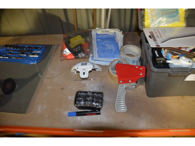 2 pvc werkkoffers gevuld met klein handgereedschap, dopsleutelset, vergrootglas, schuppen - afbeelding 7 van  8