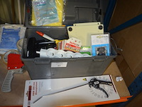 2 pvc werkkoffers gevuld met klein handgereedschap, dopsleutelset, vergrootglas, schuppen - afbeelding 8 van  8