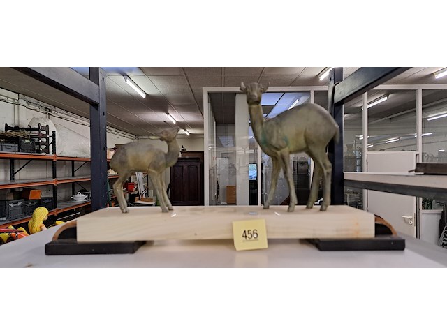 2 reeën op marmeren voet - afbeelding 1 van  2