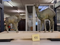 2 reeën op marmeren voet - afbeelding 1 van  2