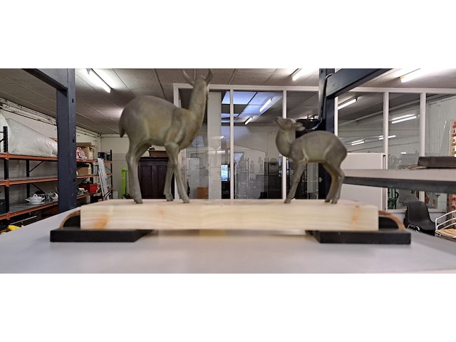 2 reeën op marmeren voet - afbeelding 2 van  2