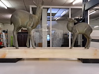 2 reeën op marmeren voet - afbeelding 2 van  2