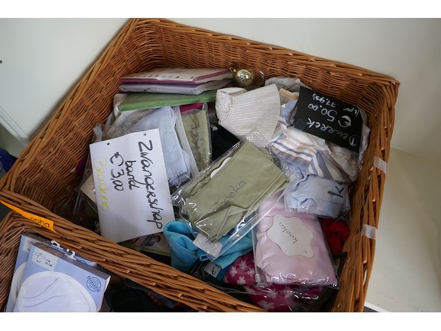 2 rieten manden met babykledij - afbeelding 2 van  4