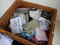 2 rieten manden met babykledij - afbeelding 2 van  4