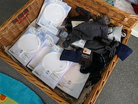 2 rieten manden met babykledij - afbeelding 3 van  4