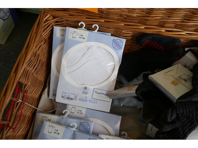 2 rieten manden met babykledij - afbeelding 4 van  4