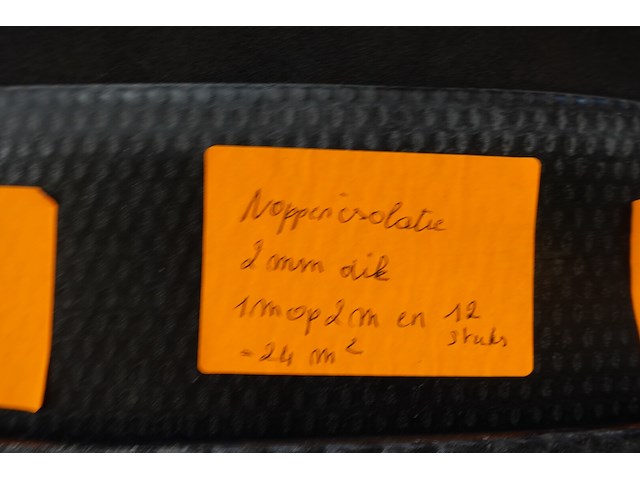 2 rollen zwarte noppenisolatie - afbeelding 3 van  5