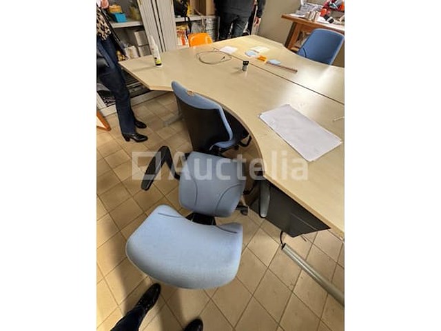 2 ronde uitsneden tafels - afbeelding 1 van  2