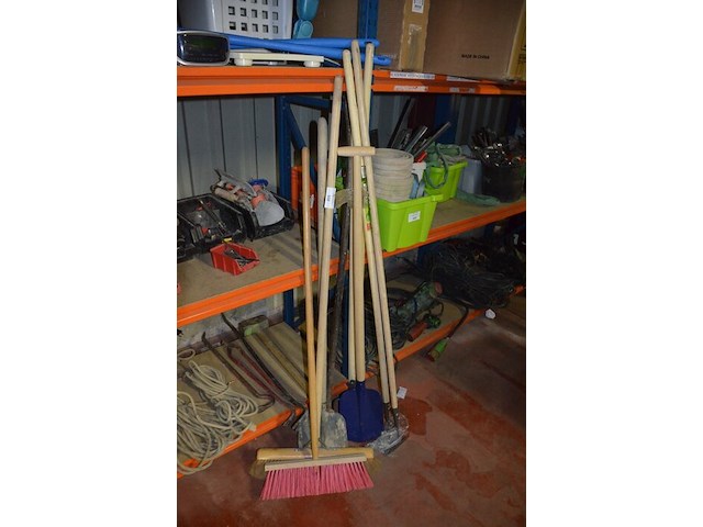 2 schoppen, 2 borstels, groot breekijzer, schoffel, 3 harken - afbeelding 1 van  7