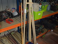 2 schoppen, 2 borstels, groot breekijzer, schoffel, 3 harken - afbeelding 1 van  7