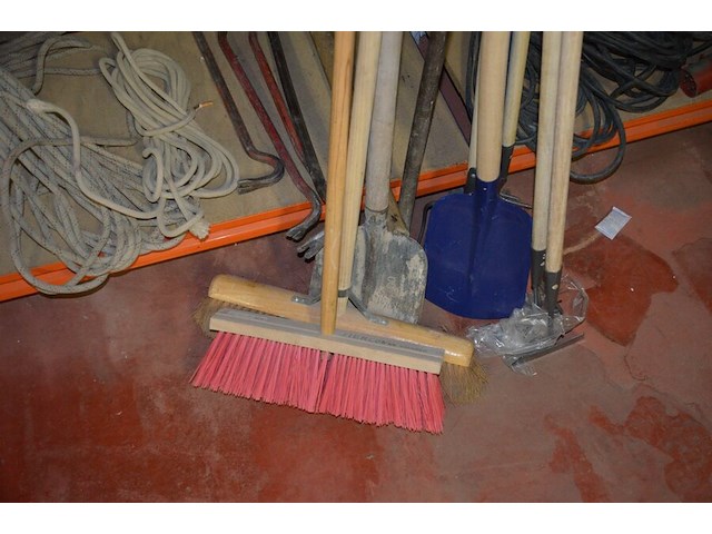 2 schoppen, 2 borstels, groot breekijzer, schoffel, 3 harken - afbeelding 2 van  7