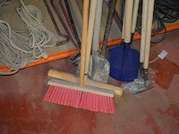 2 schoppen, 2 borstels, groot breekijzer, schoffel, 3 harken - afbeelding 2 van  7