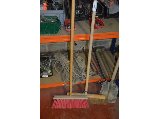 2 schoppen, 2 borstels, groot breekijzer, schoffel, 3 harken - afbeelding 3 van  7