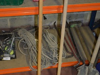 2 schoppen, 2 borstels, groot breekijzer, schoffel, 3 harken - afbeelding 3 van  7