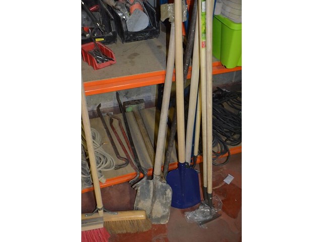 2 schoppen, 2 borstels, groot breekijzer, schoffel, 3 harken - afbeelding 4 van  7