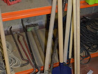 2 schoppen, 2 borstels, groot breekijzer, schoffel, 3 harken - afbeelding 4 van  7