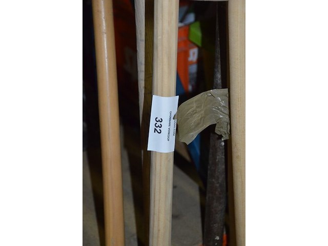 2 schoppen, 2 borstels, groot breekijzer, schoffel, 3 harken - afbeelding 5 van  7