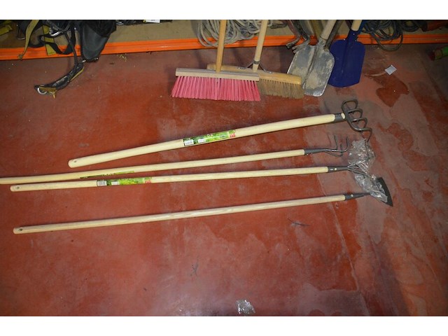 2 schoppen, 2 borstels, groot breekijzer, schoffel, 3 harken - afbeelding 6 van  7