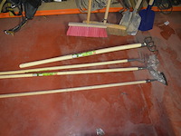 2 schoppen, 2 borstels, groot breekijzer, schoffel, 3 harken - afbeelding 6 van  7