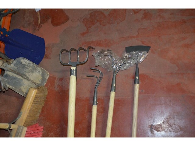 2 schoppen, 2 borstels, groot breekijzer, schoffel, 3 harken - afbeelding 7 van  7