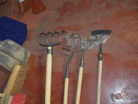 2 schoppen, 2 borstels, groot breekijzer, schoffel, 3 harken - afbeelding 7 van  7