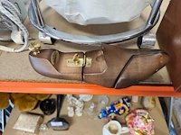 2 sets houten schoenspanners ermenegildo zegna in lederen opbergdoos, groene lederen golftas jaguar, ronde verrijdbare wasmand met verchroomd metalen frame en witte stoffen zak - afbeelding 2 van  15