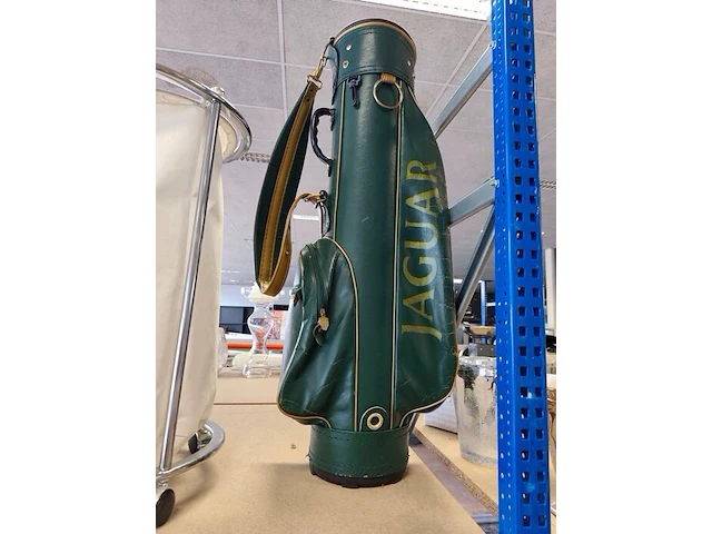 2 sets houten schoenspanners ermenegildo zegna in lederen opbergdoos, groene lederen golftas jaguar, ronde verrijdbare wasmand met verchroomd metalen frame en witte stoffen zak - afbeelding 3 van  15