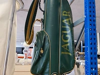 2 sets houten schoenspanners ermenegildo zegna in lederen opbergdoos, groene lederen golftas jaguar, ronde verrijdbare wasmand met verchroomd metalen frame en witte stoffen zak - afbeelding 3 van  15