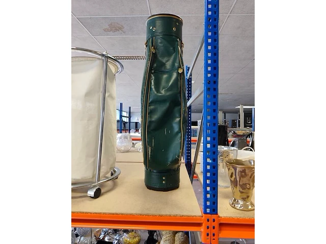 2 sets houten schoenspanners ermenegildo zegna in lederen opbergdoos, groene lederen golftas jaguar, ronde verrijdbare wasmand met verchroomd metalen frame en witte stoffen zak - afbeelding 4 van  15
