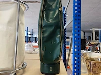 2 sets houten schoenspanners ermenegildo zegna in lederen opbergdoos, groene lederen golftas jaguar, ronde verrijdbare wasmand met verchroomd metalen frame en witte stoffen zak - afbeelding 4 van  15