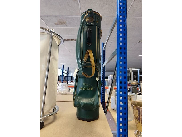 2 sets houten schoenspanners ermenegildo zegna in lederen opbergdoos, groene lederen golftas jaguar, ronde verrijdbare wasmand met verchroomd metalen frame en witte stoffen zak - afbeelding 5 van  15