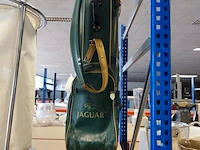 2 sets houten schoenspanners ermenegildo zegna in lederen opbergdoos, groene lederen golftas jaguar, ronde verrijdbare wasmand met verchroomd metalen frame en witte stoffen zak - afbeelding 5 van  15
