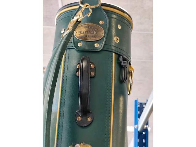2 sets houten schoenspanners ermenegildo zegna in lederen opbergdoos, groene lederen golftas jaguar, ronde verrijdbare wasmand met verchroomd metalen frame en witte stoffen zak - afbeelding 6 van  15