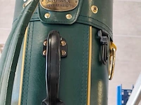2 sets houten schoenspanners ermenegildo zegna in lederen opbergdoos, groene lederen golftas jaguar, ronde verrijdbare wasmand met verchroomd metalen frame en witte stoffen zak - afbeelding 6 van  15