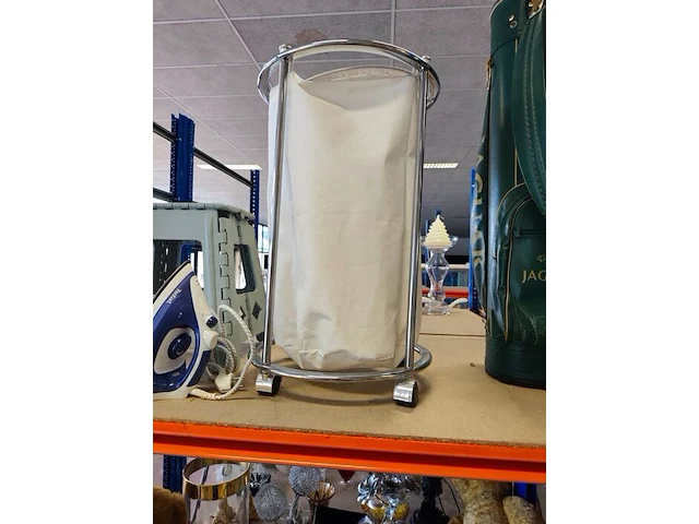 2 sets houten schoenspanners ermenegildo zegna in lederen opbergdoos, groene lederen golftas jaguar, ronde verrijdbare wasmand met verchroomd metalen frame en witte stoffen zak - afbeelding 7 van  15