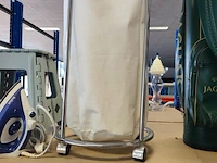 2 sets houten schoenspanners ermenegildo zegna in lederen opbergdoos, groene lederen golftas jaguar, ronde verrijdbare wasmand met verchroomd metalen frame en witte stoffen zak - afbeelding 7 van  15
