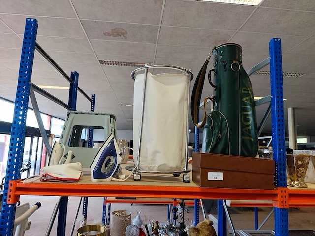 2 sets houten schoenspanners ermenegildo zegna in lederen opbergdoos, groene lederen golftas jaguar, ronde verrijdbare wasmand met verchroomd metalen frame en witte stoffen zak - afbeelding 1 van  15