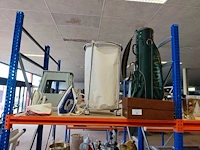 2 sets houten schoenspanners ermenegildo zegna in lederen opbergdoos, groene lederen golftas jaguar, ronde verrijdbare wasmand met verchroomd metalen frame en witte stoffen zak