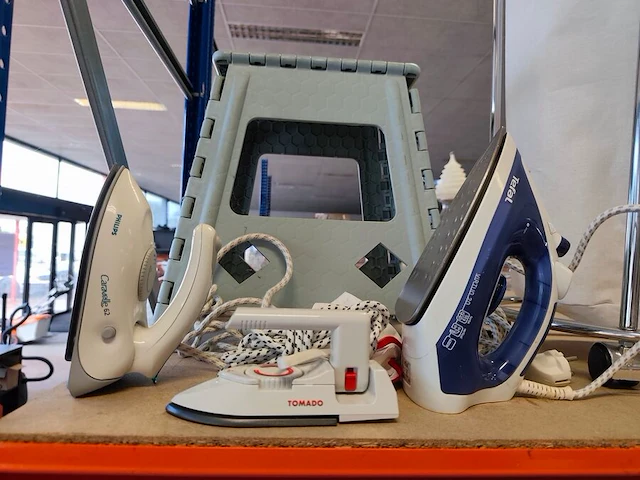 2 sets houten schoenspanners ermenegildo zegna in lederen opbergdoos, groene lederen golftas jaguar, ronde verrijdbare wasmand met verchroomd metalen frame en witte stoffen zak - afbeelding 8 van  15