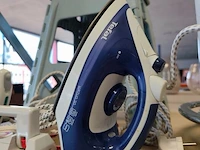 2 sets houten schoenspanners ermenegildo zegna in lederen opbergdoos, groene lederen golftas jaguar, ronde verrijdbare wasmand met verchroomd metalen frame en witte stoffen zak - afbeelding 9 van  15