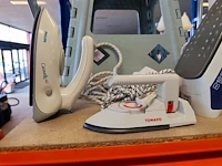 2 sets houten schoenspanners ermenegildo zegna in lederen opbergdoos, groene lederen golftas jaguar, ronde verrijdbare wasmand met verchroomd metalen frame en witte stoffen zak - afbeelding 10 van  15
