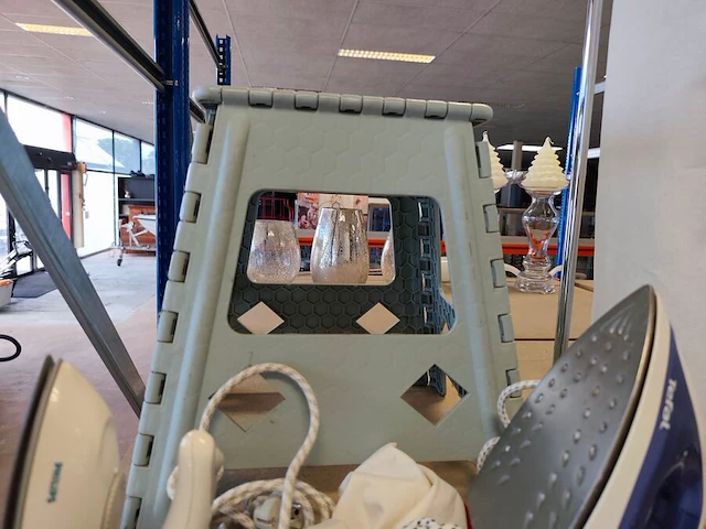 2 sets houten schoenspanners ermenegildo zegna in lederen opbergdoos, groene lederen golftas jaguar, ronde verrijdbare wasmand met verchroomd metalen frame en witte stoffen zak - afbeelding 11 van  15