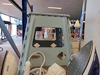 2 sets houten schoenspanners ermenegildo zegna in lederen opbergdoos, groene lederen golftas jaguar, ronde verrijdbare wasmand met verchroomd metalen frame en witte stoffen zak - afbeelding 11 van  15